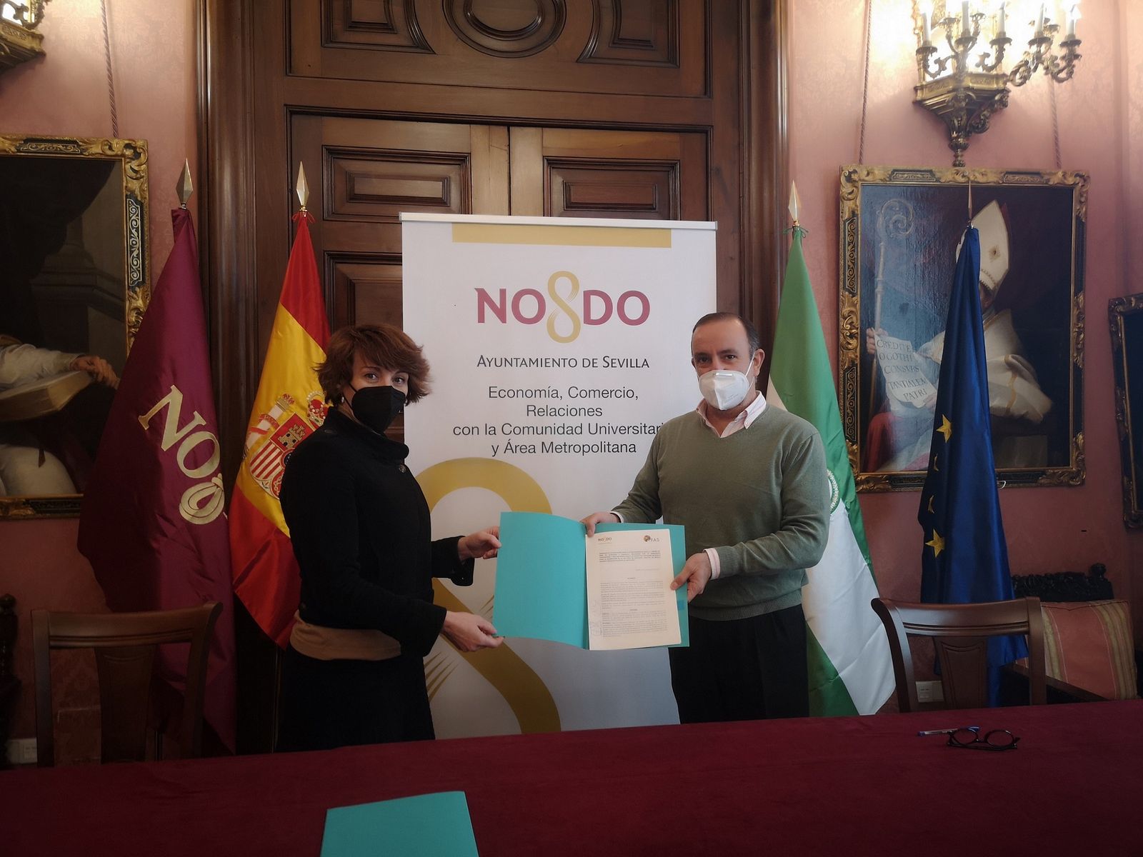 El delegado de Comercio, Francisco Páez, y la presidenta de la Federación Artesanal de Sevilla, Ángeles Terán, durante la firma del convenio para la celebración de este evento.