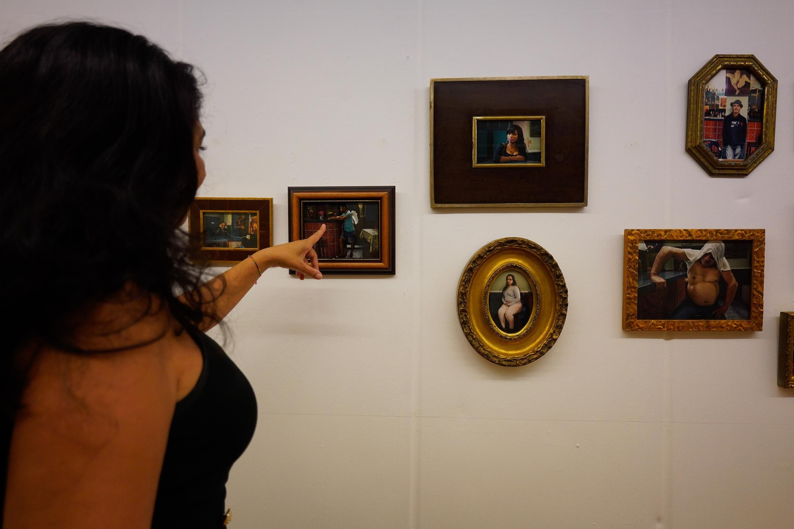 Fotos a Natalia Leiva con su exposición Miénteme, dime que me quieres