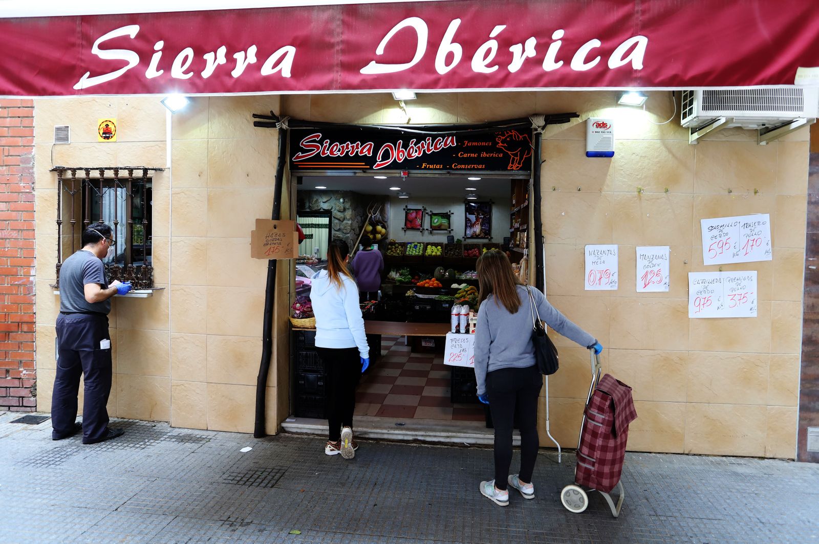 Imágenes de la actividad en las pequeñas tiendas de alimentación, fruterías y pescaderías