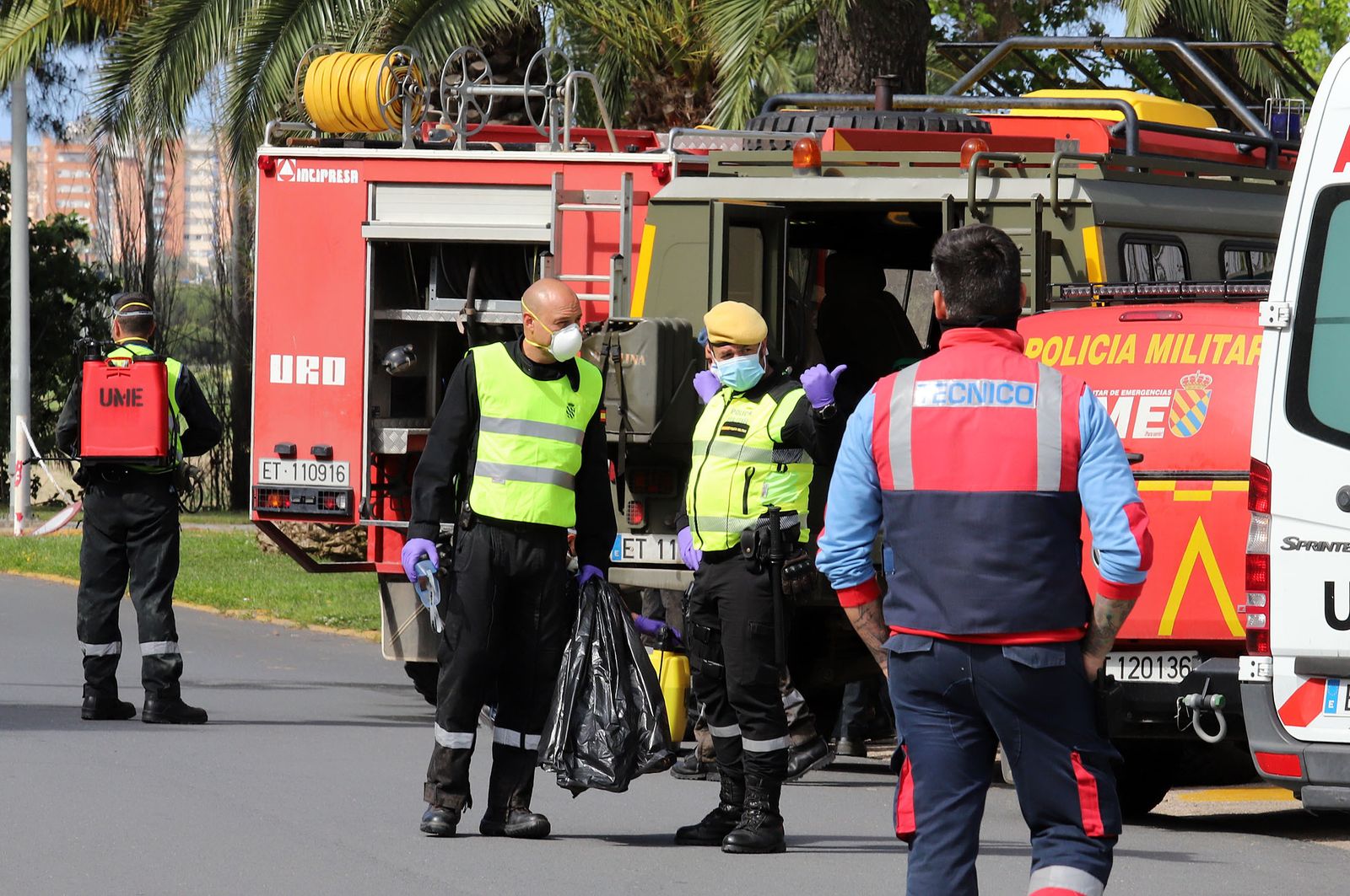 Imágenes de las tareas de desinfección de la UME en el Hospital Infanta Elena