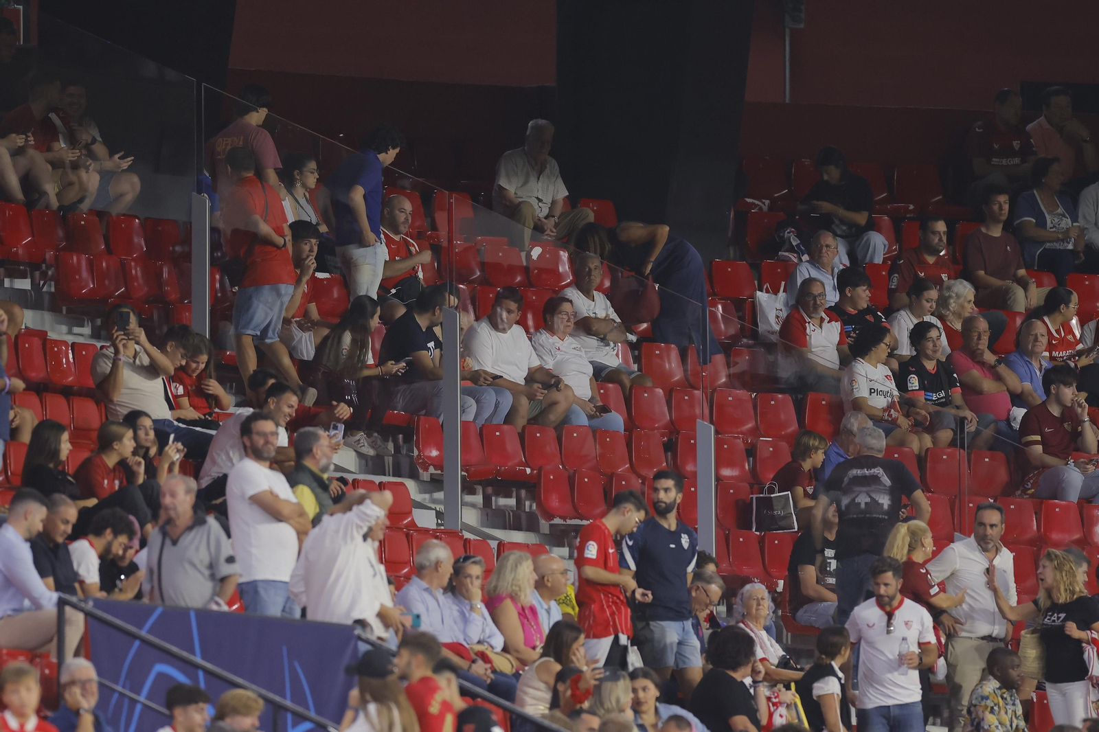 Búscate en las fotos del Sevilla-Lens