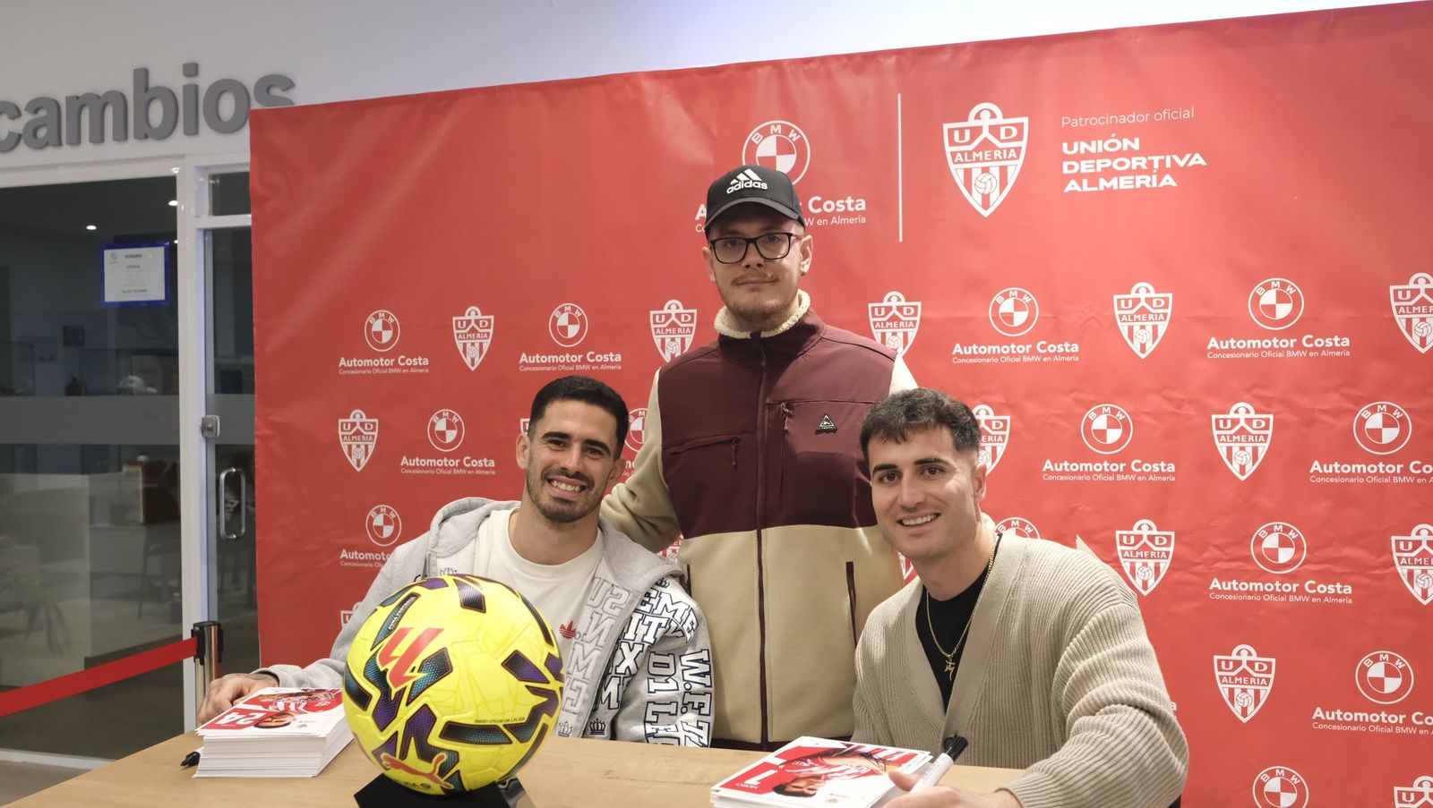 Jon Mocillo y Miguel de la Fuente firman autógrafos en Automotor Costa BMW
