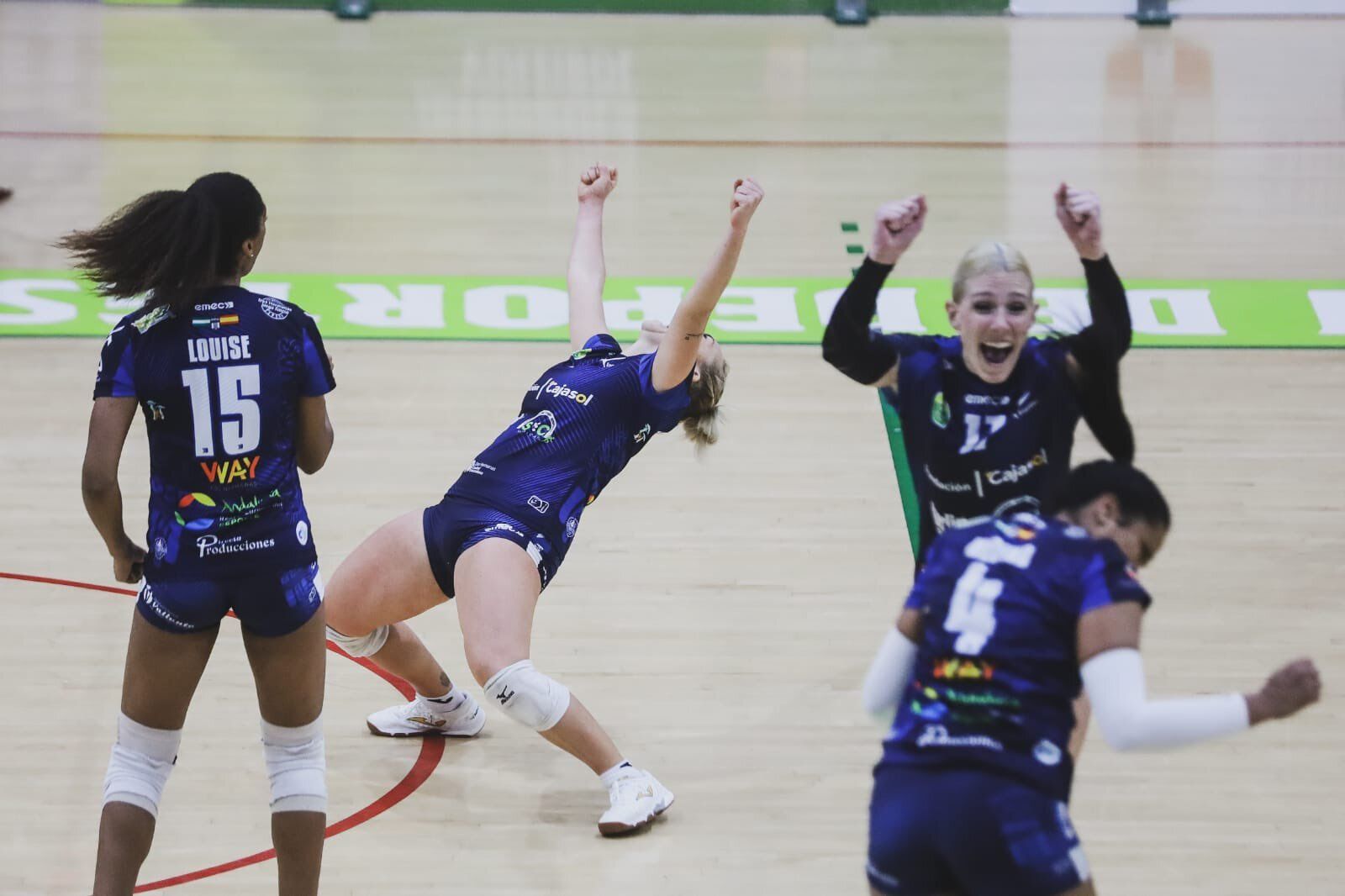 Las jugadoras del Cajasol Juvasa celebran la victoria.