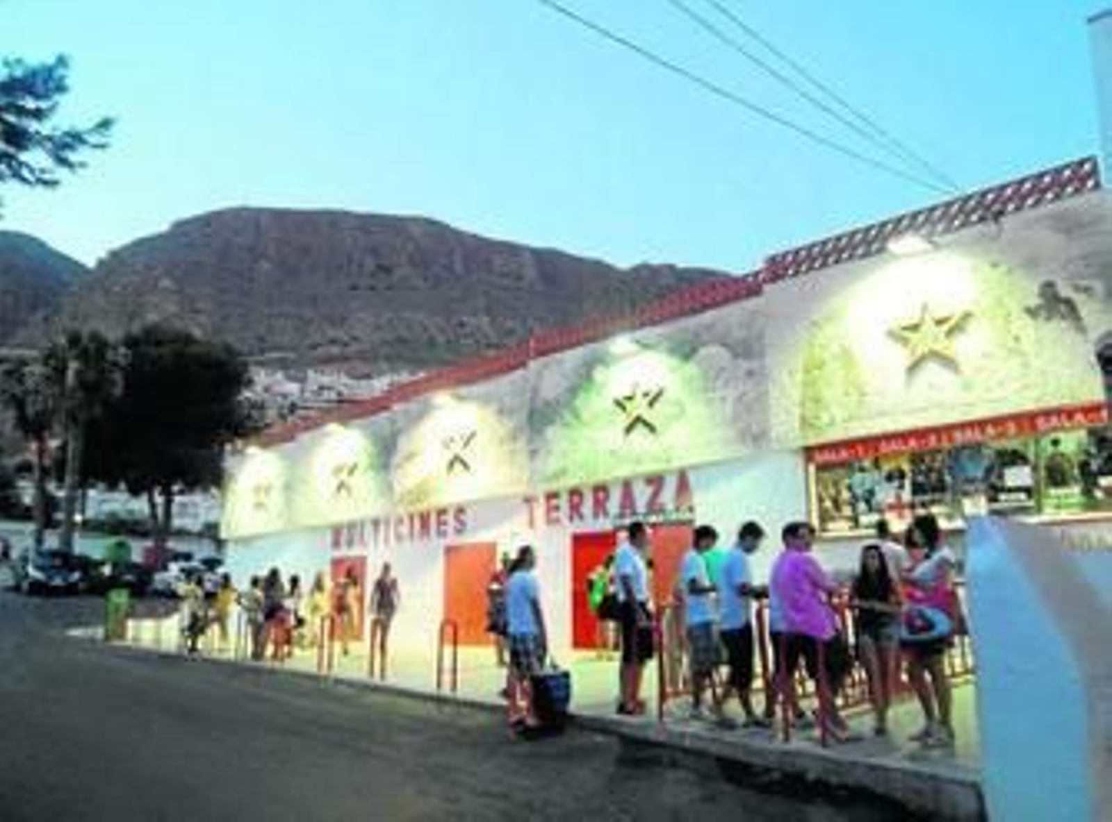 Familias enteras acuden a las salas al aire libre.