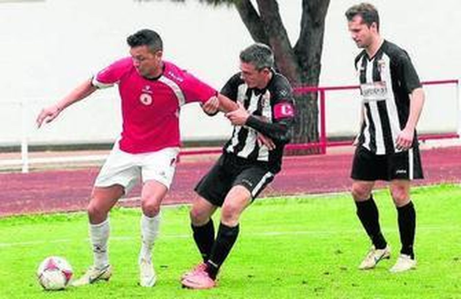 Victor Gago, capitán del Mairena, agarra a José Luis Reyes.