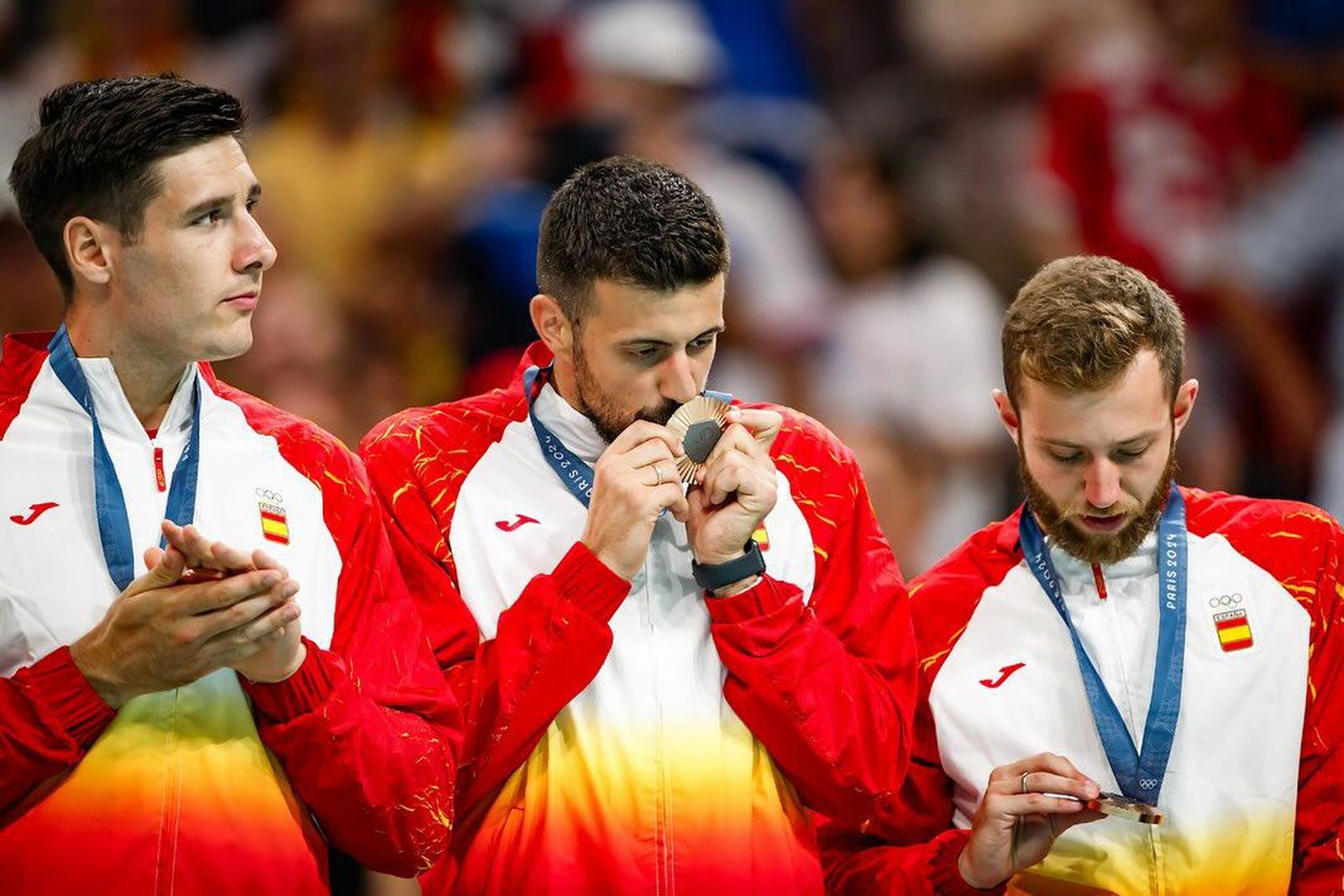 El jugador almeriense besa la medalla de bronce lograda este pasado domingo en los Juegos Olímpicos de París.