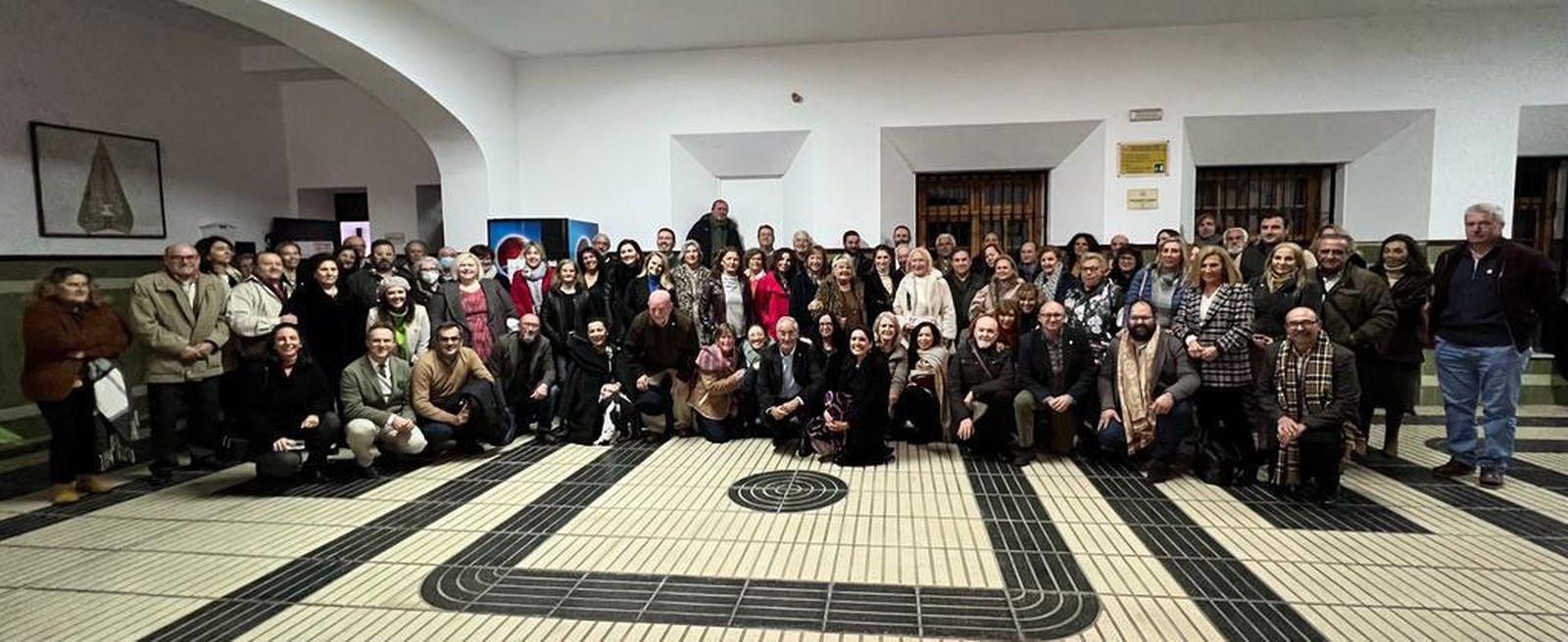 Una foto de familia de los asistentes al 25 aniversario.