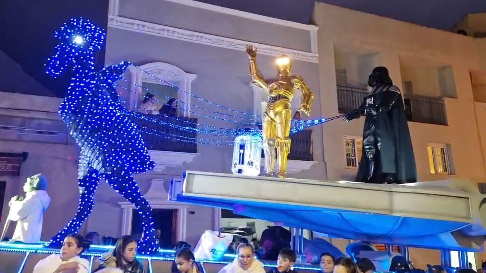 La carroza de la Guerra de las Galaxias, con Yoda al frente y C3PO y Darth Vader, en Morón de la Frontera.