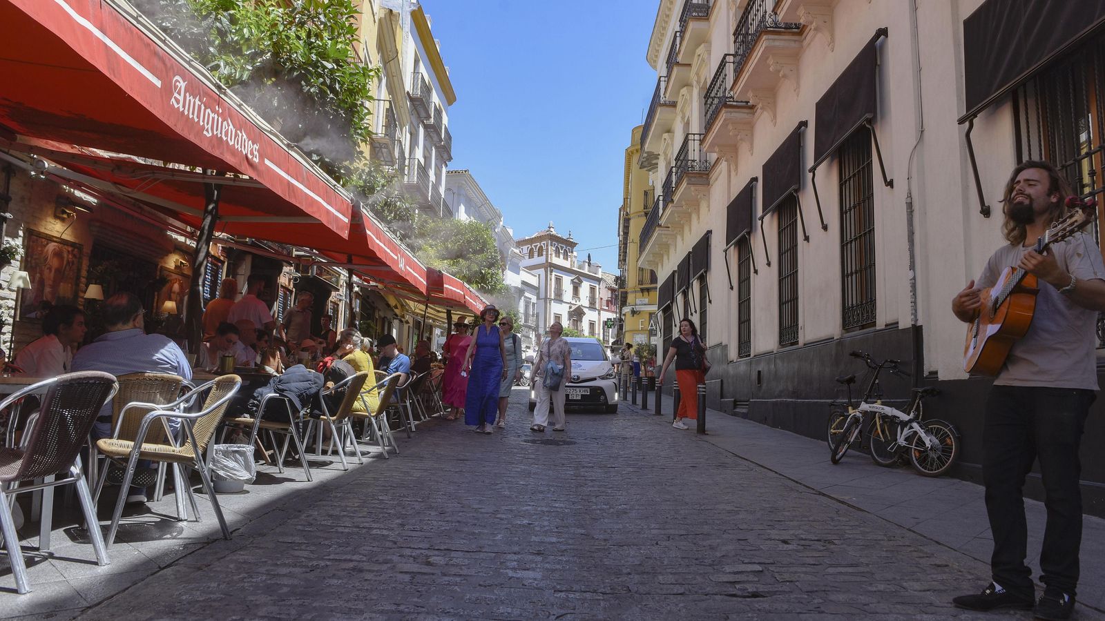 Veladores ocupando toda una acera de Argote de Molina.