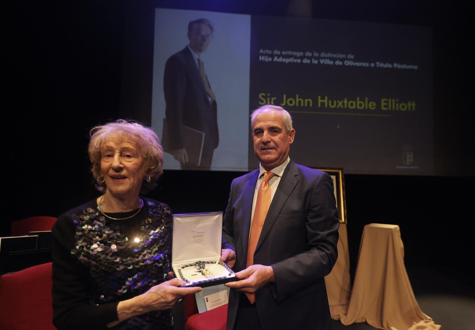 La hermanade Elliott recoge la medalla de manos del alcalde de Olivares.