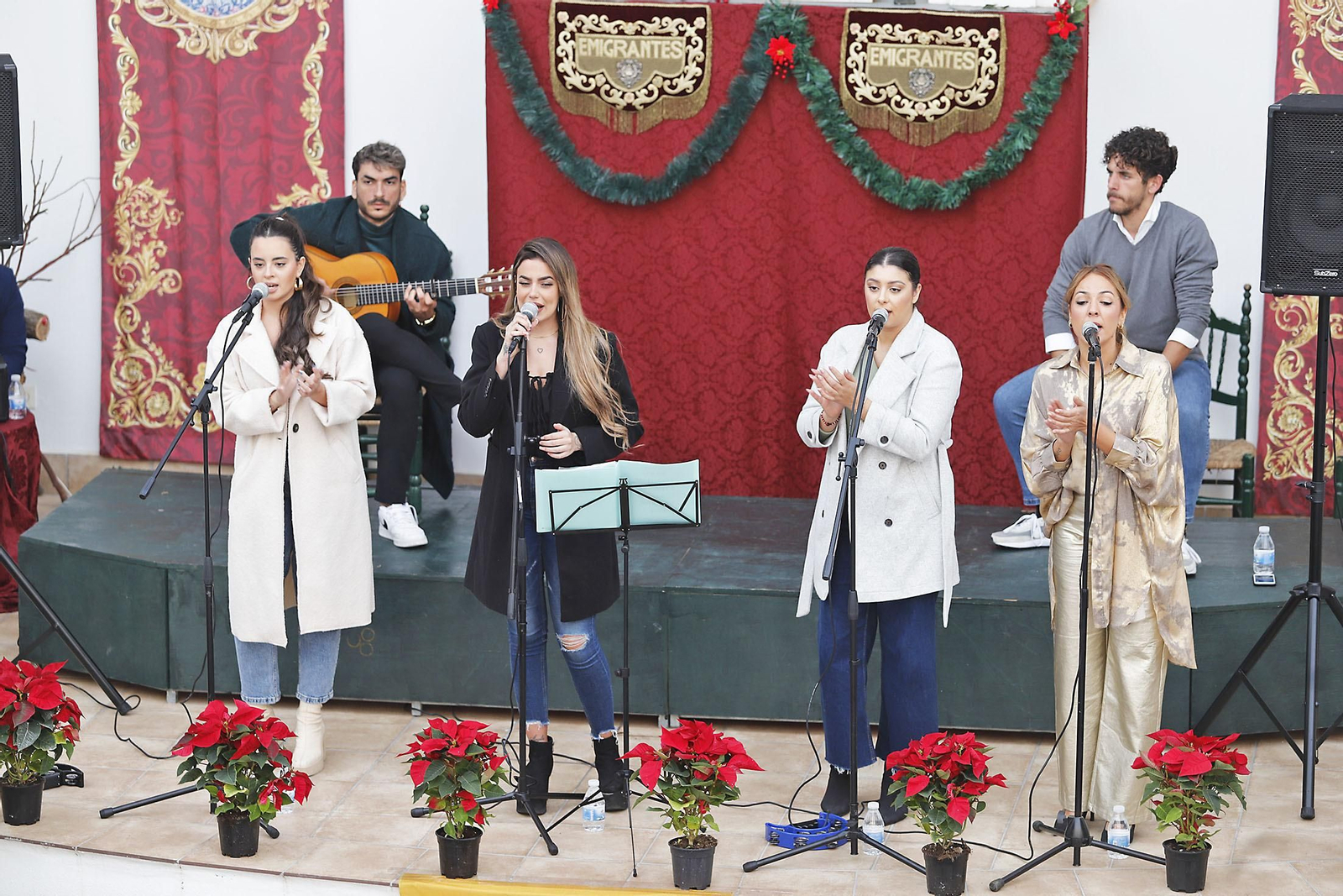 Imágenes de la zambomba en la Hermandad de Emigrantes