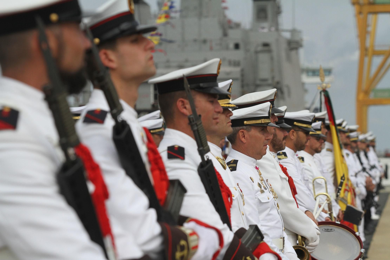 Entrega de la bandera de combate a la fragata Cristobal Colón