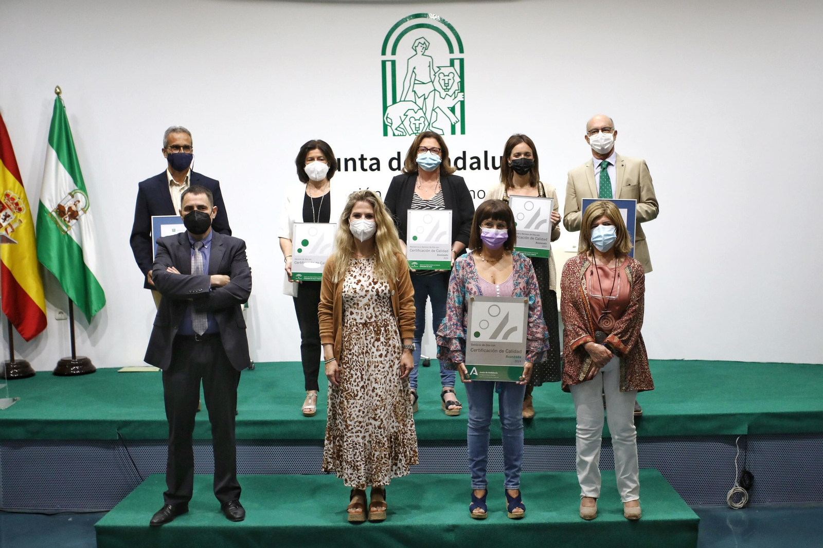 Foto de familia con los representantes de las entidades que han recibido la certificación de calidad. Foto de familia con los representantes de las entidades que han recibido la certificación de calidad.