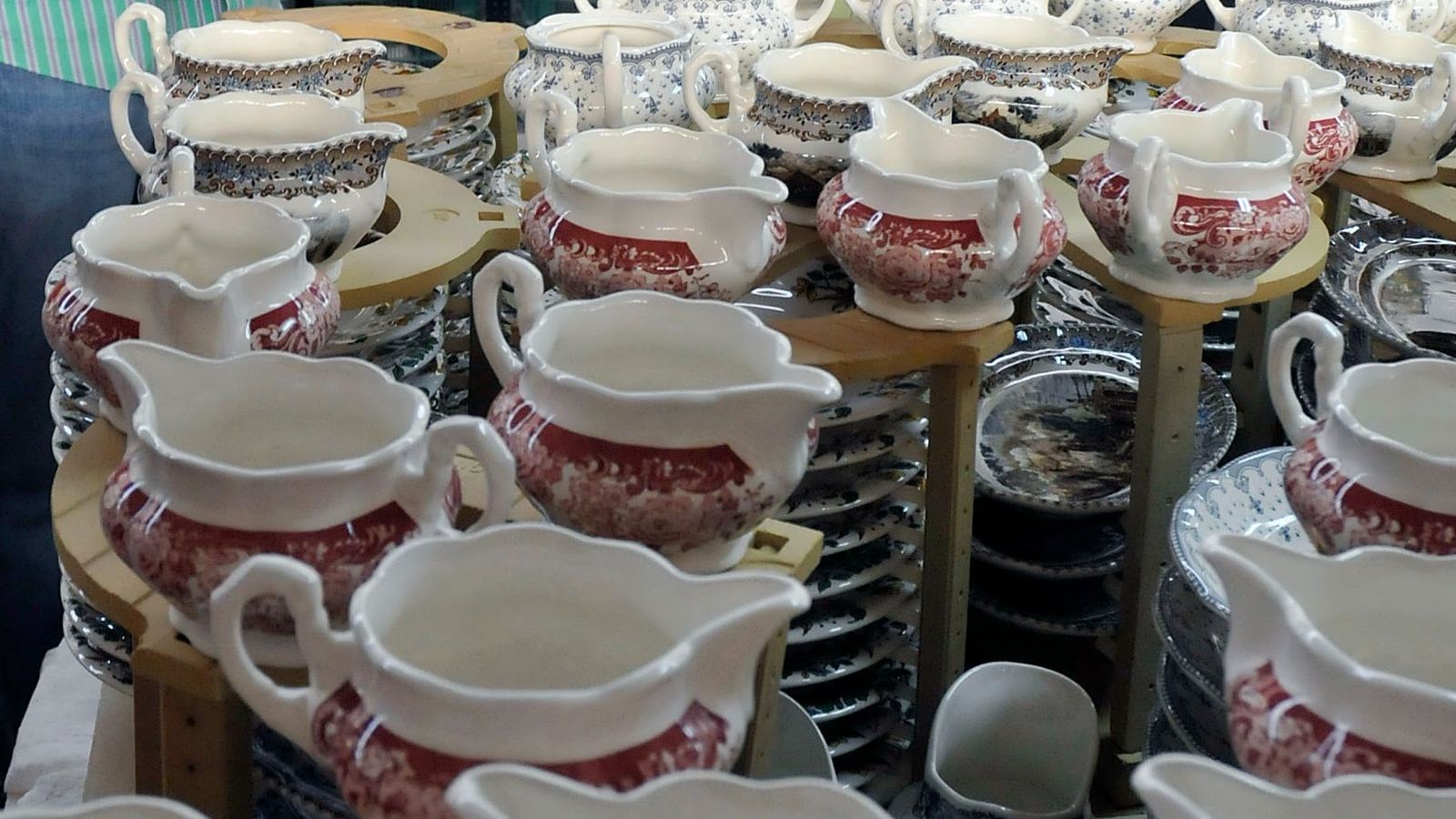 Piezas de loza de la colección más clásica de casi bicentenaria fábrica de La Cartuja Pickman