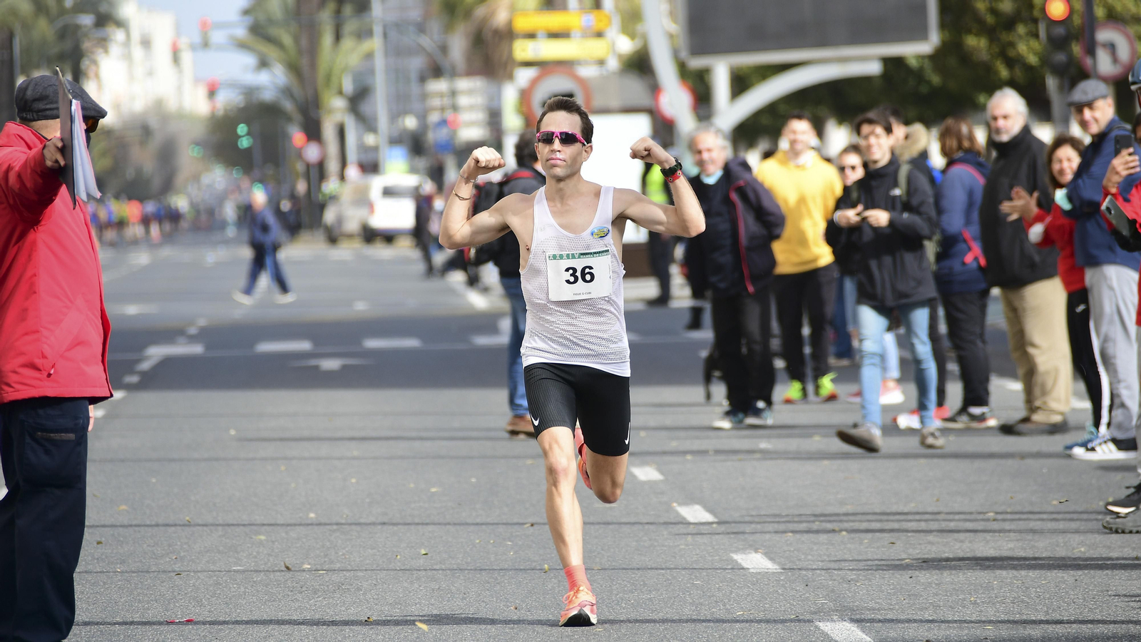 Entrada en meta del primer clasificado en la Media Maratón bahía de Cádiz.