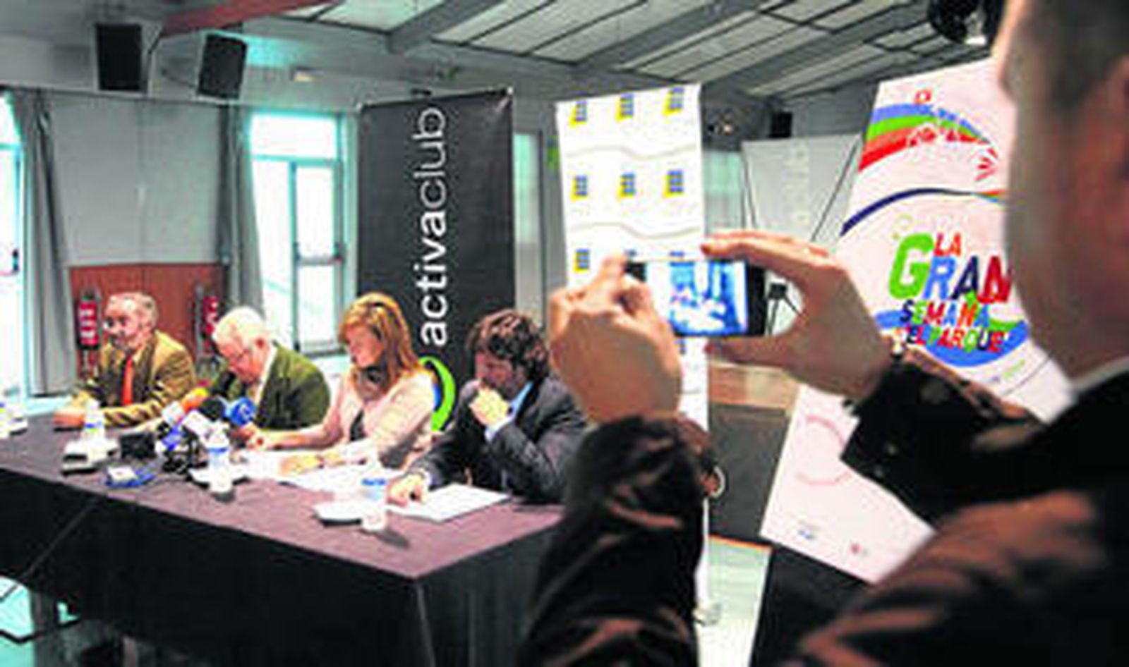 El delegado de Fomento Económico, el presidente del Parque Empresarial, la alcaldesa y el responsable de 'Zona956', ayer en la presentación.