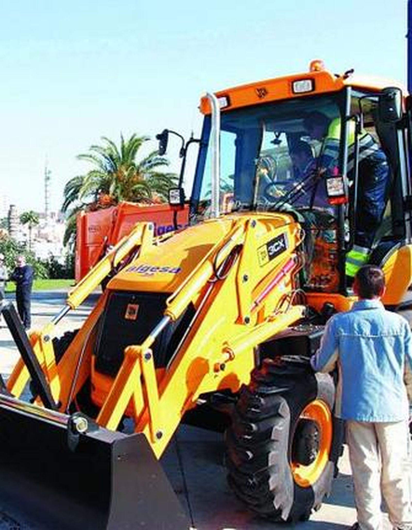 Un trabajador se sube a uno de los nuevos vehículos.