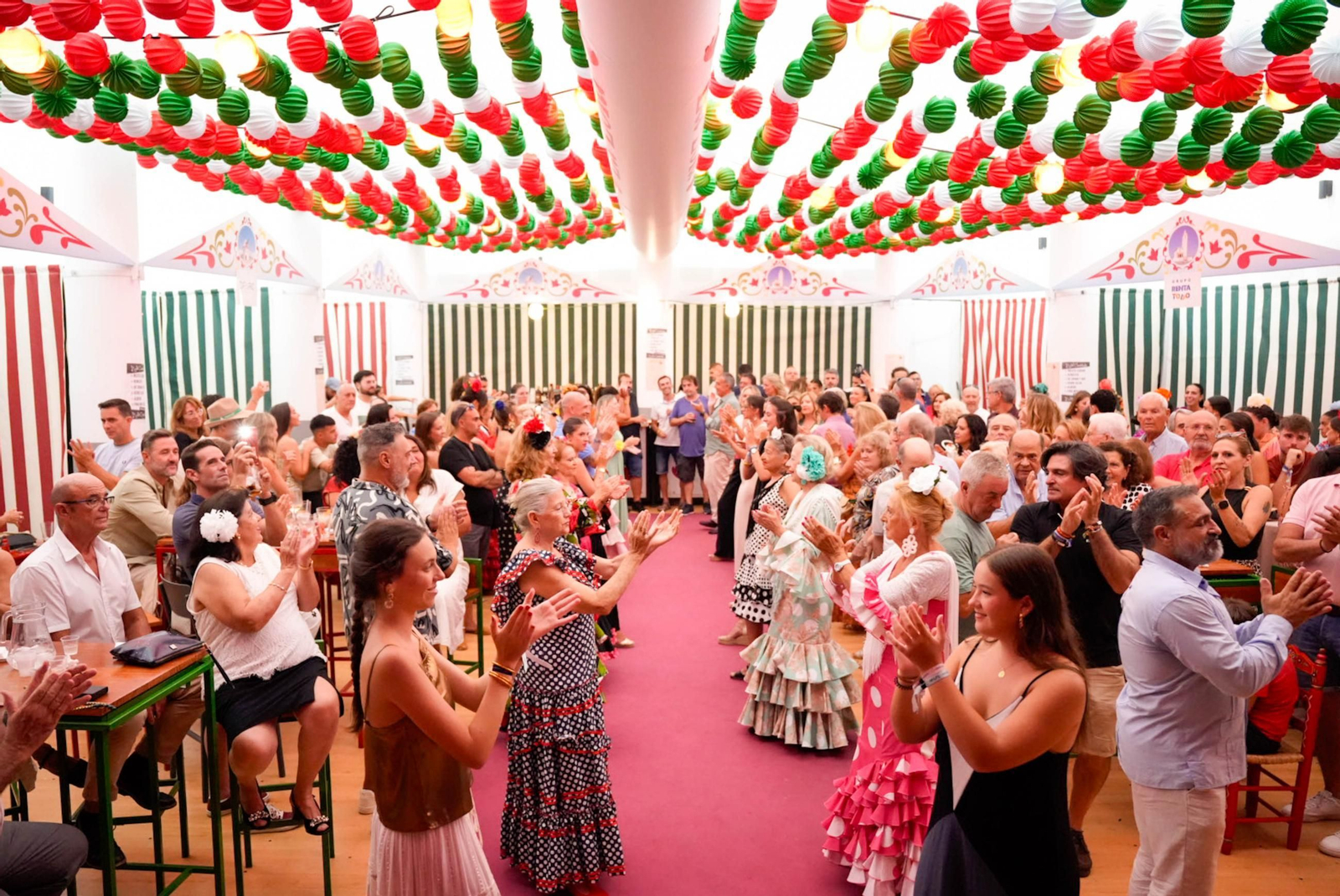 Así bailan en el concurso de sevillanas de La Lola de la fería de Almería