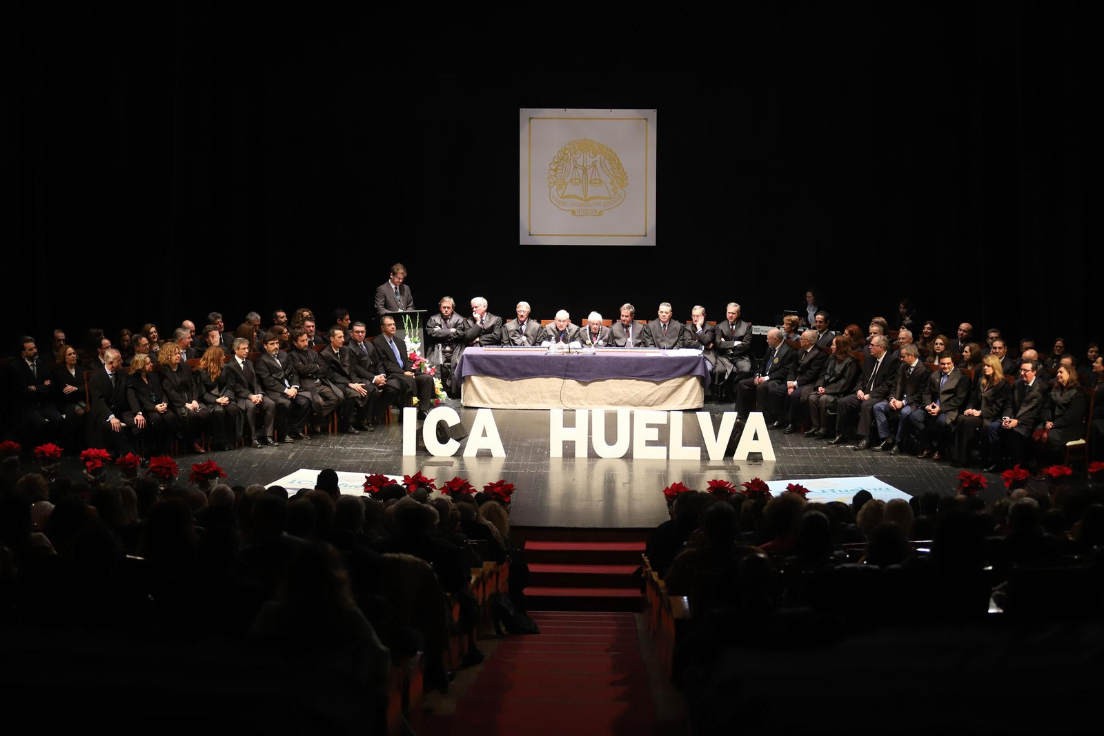 Panorámica del escenario con los abogados homenajeados.