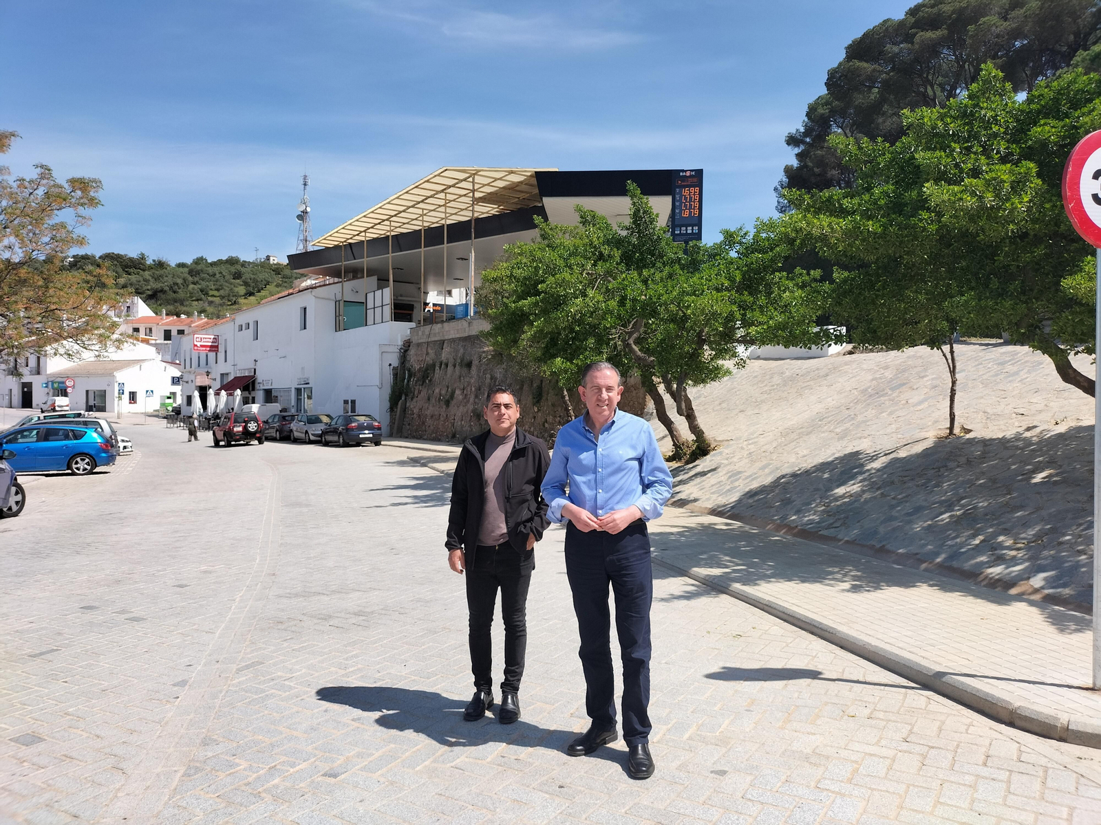 El alcalde de Aracena, Manuel Guerra, en la Avenida de Andalucía. El alcalde de Aracena, Manuel Guerra, en la Avenida de Andalucía.