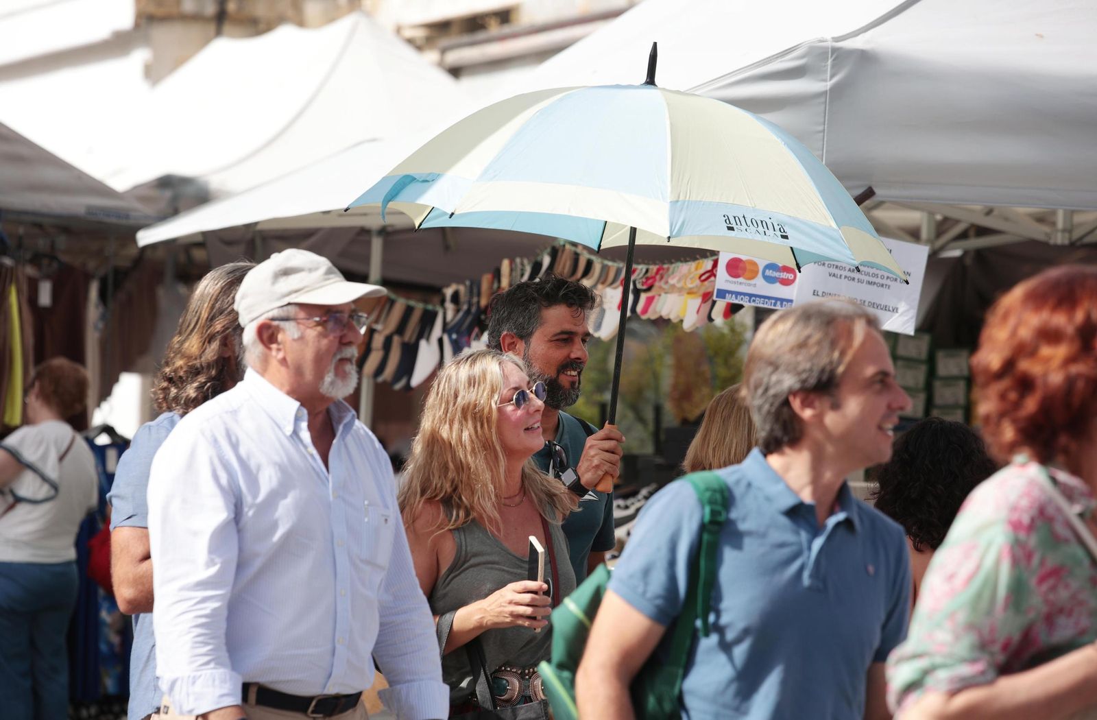 Un hombre se protege este viernes del sol con un paraguas en el centro de Jerez.