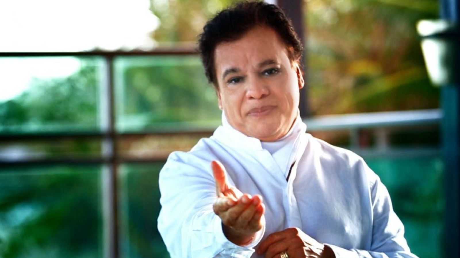 Joaquín Muñoz, ex mánager de Juan Gabriel, caracterizado como él.