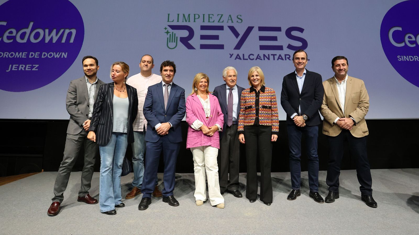 Asistentes a la presentación del calendario Cedown.