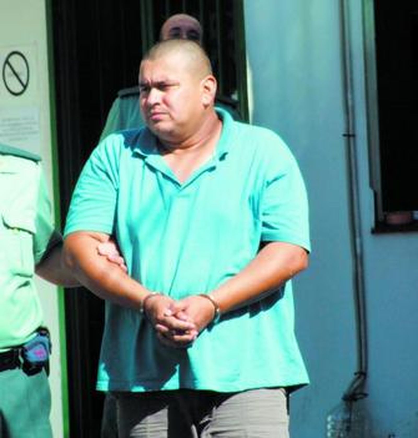 Giovanni Muñoz sale esposado de las dependencias de la Guardia Civil en Fuente Obejuna.