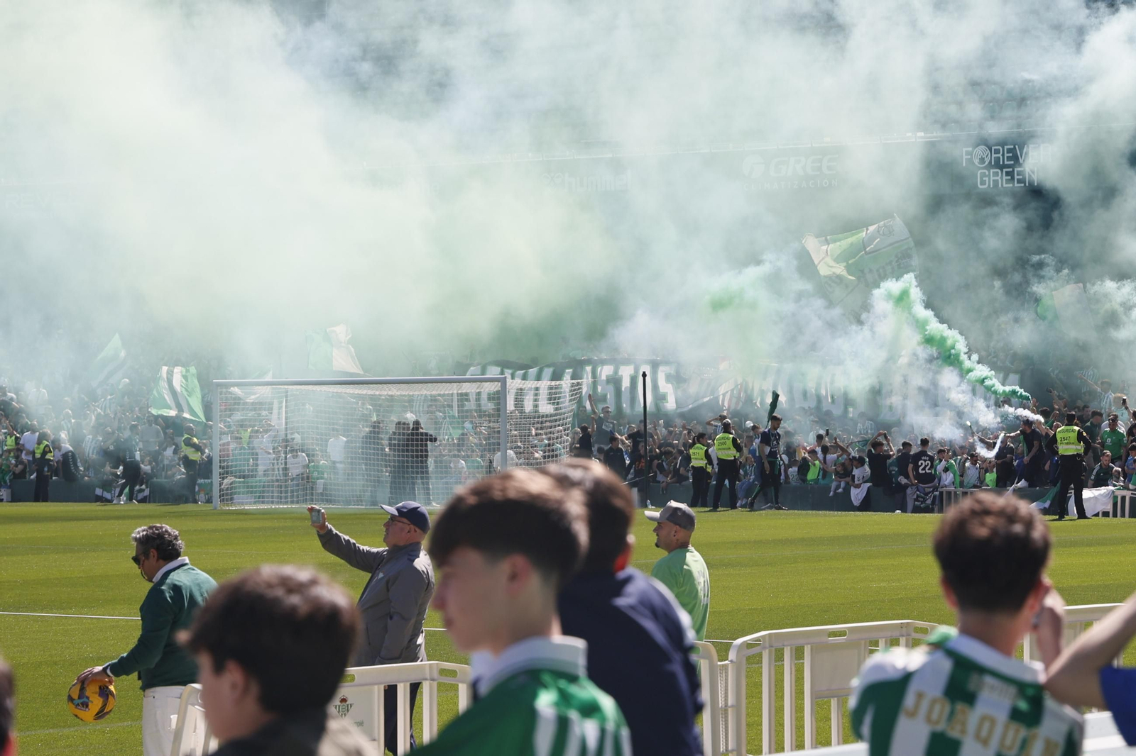 Las imágenes del gran ambiente en el entrenamiento del Betis