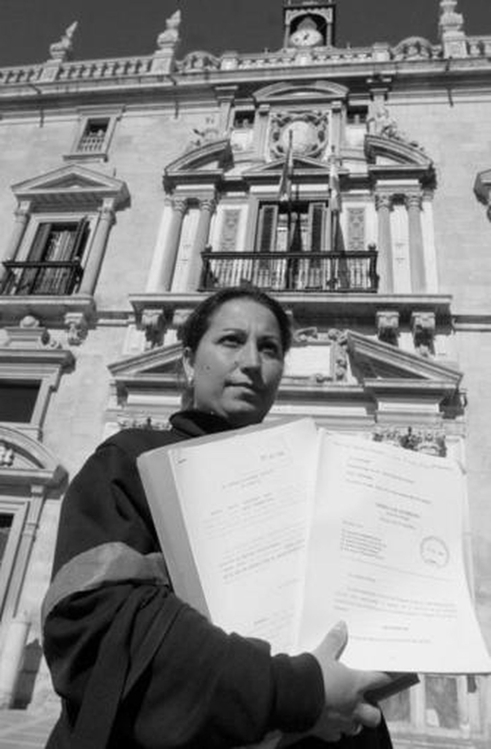 Sonia Jiménez, ayer, a las puertas de la Real Chancillería, donde se reunió con Jesús García Calderón.