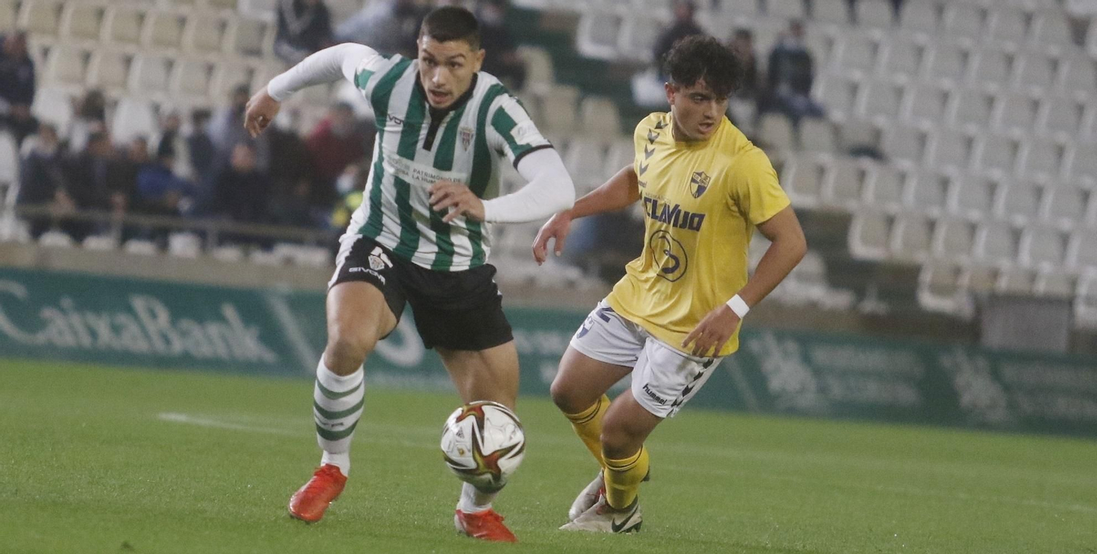 Adrián Fuentes controla ante la presencia de un rival. Adrián Fuentes controla ante la presencia de un rival.