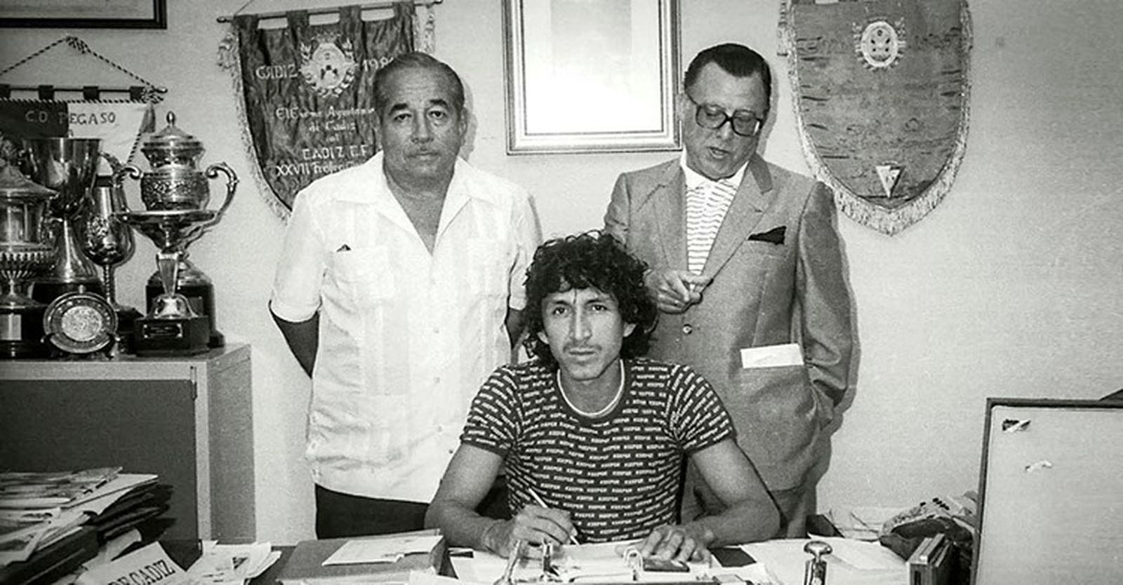 Mágico González firma el contrato en presencia de su agente y de Irigoyen.