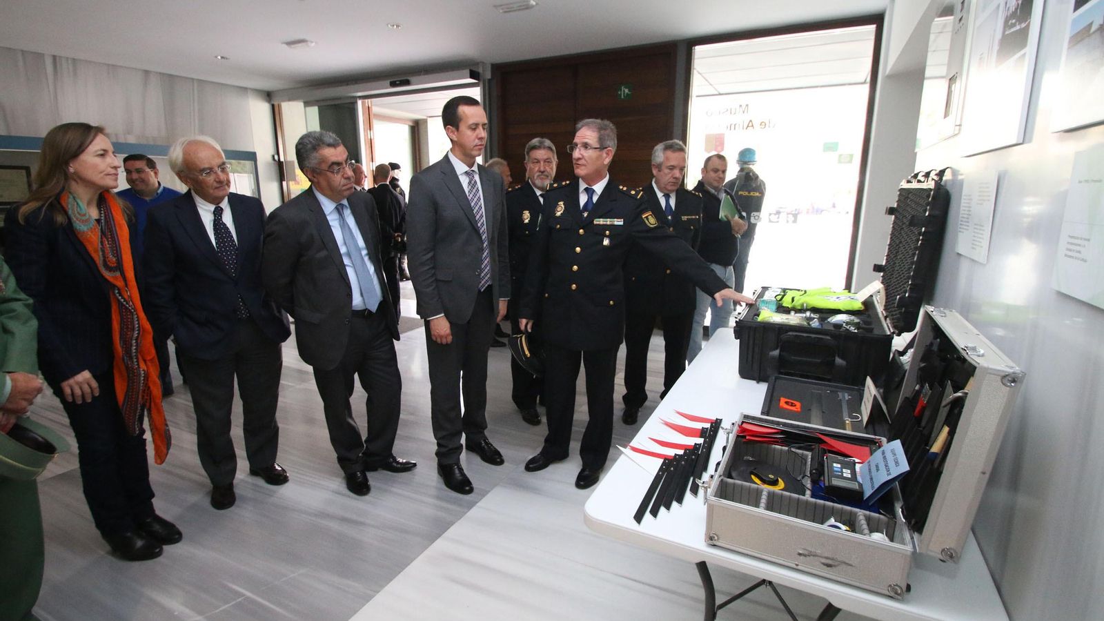 El Jefe de la Unidad Adscrita de Policía en Almería durante una visita a una exposición.