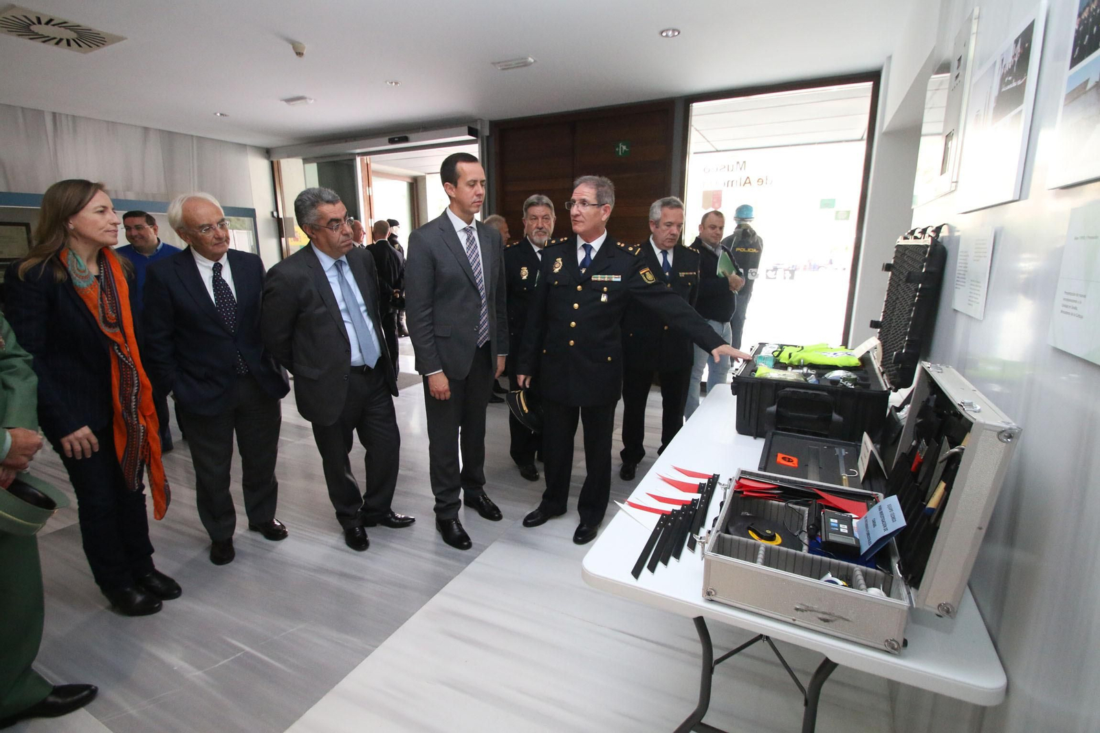 El Jefe de la Unidad Adscrita de Policía en Almería explica los elementos de la exposición al delegado del gobierno.