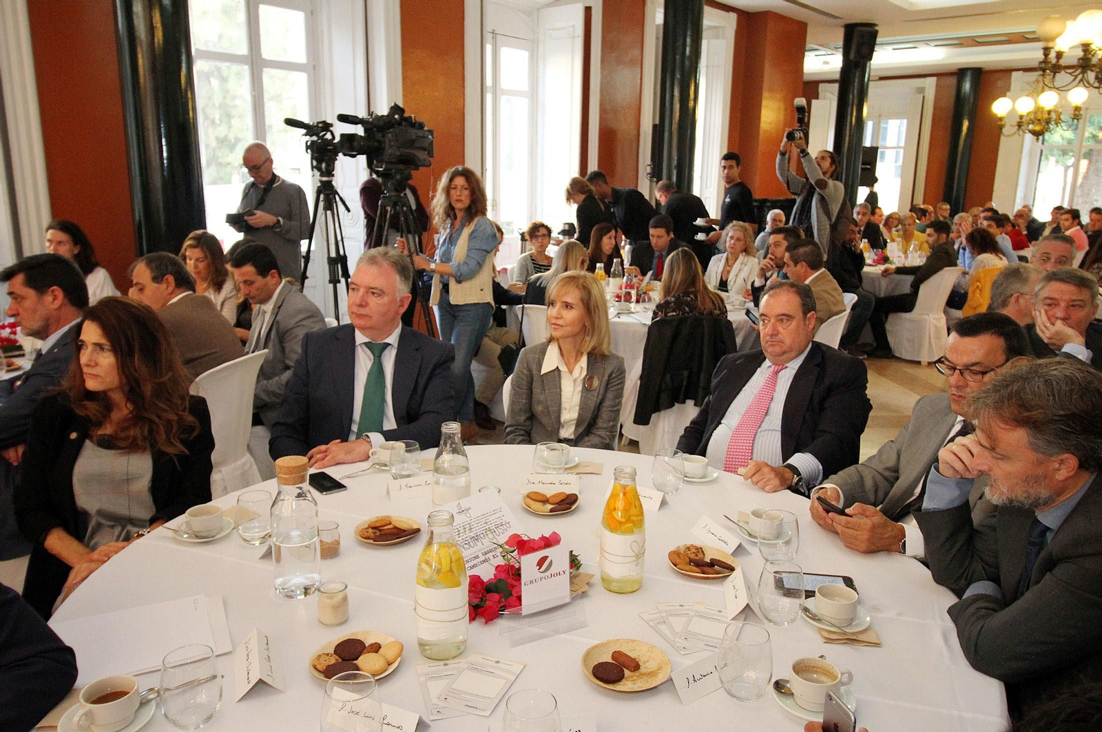 Imágenes de la conferencia y desayuno-coloquio de Gabriel Cruz, alcalde de Huelva