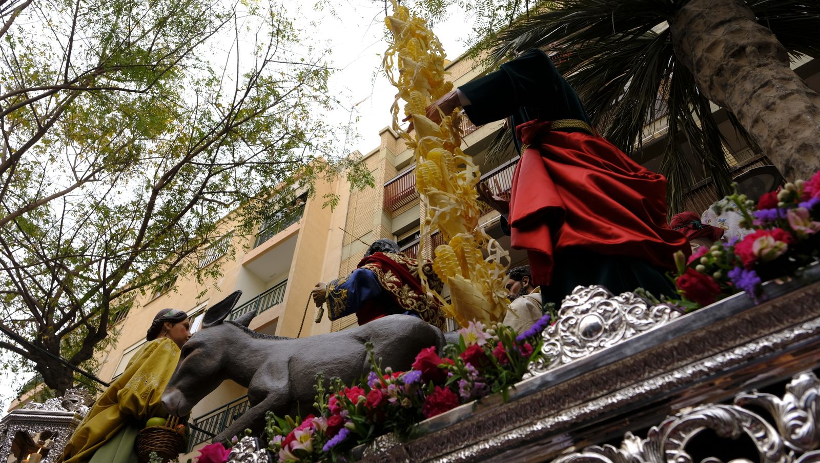 La Borriquita procesiona por las calles de Almería, en imágenes