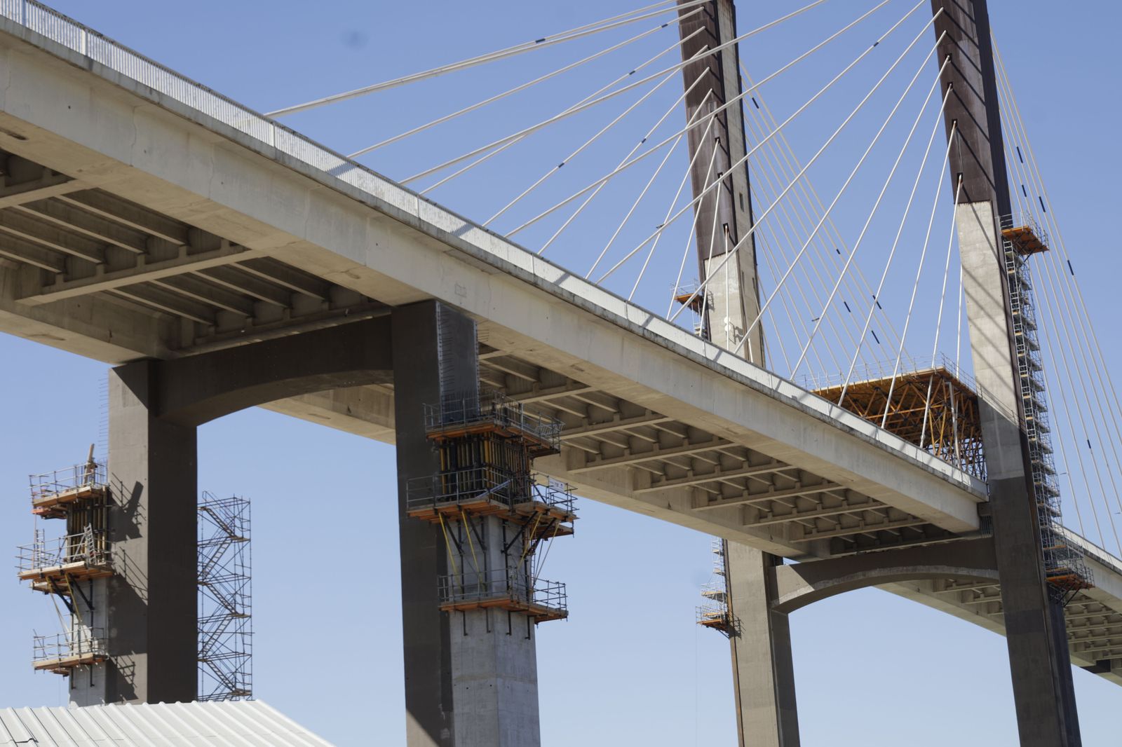 El refuerzo de las pilas de retenida, junto a los pilonos centrales, está al 95%, y se están colocando estructuras para actuar en la cota superior del puente.