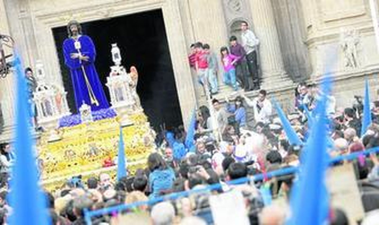 MIles de personas asistieron ayer a la salida de la cofradía del Prendimiento desde la Catedral, siendo muchísimos devotos los que acompañaron a Jesús Cautivo de Medinaceli.