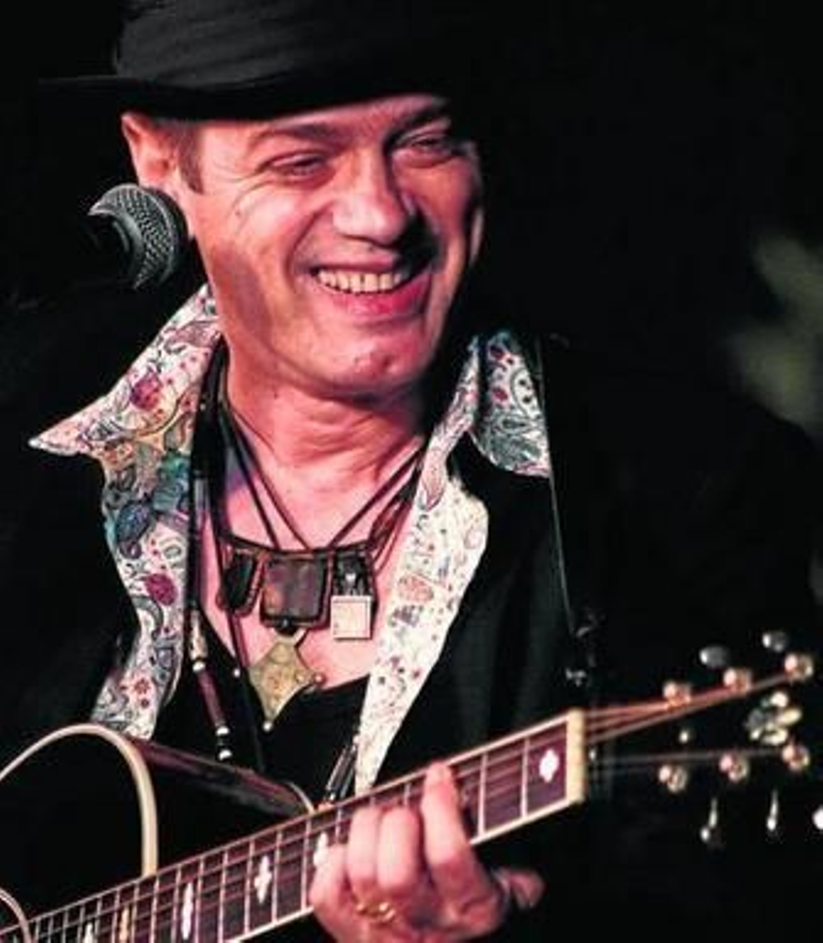 Santiago Auserón, durante uno de sus conciertos.