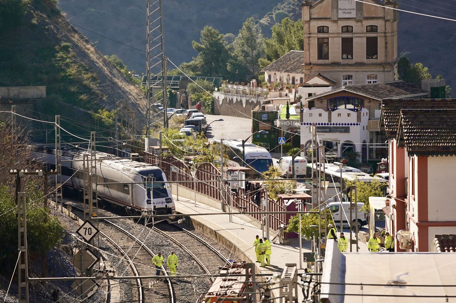 Imagen de la retirada de los trenes de la estación de El Chorro, en Álora, el pasado martes.