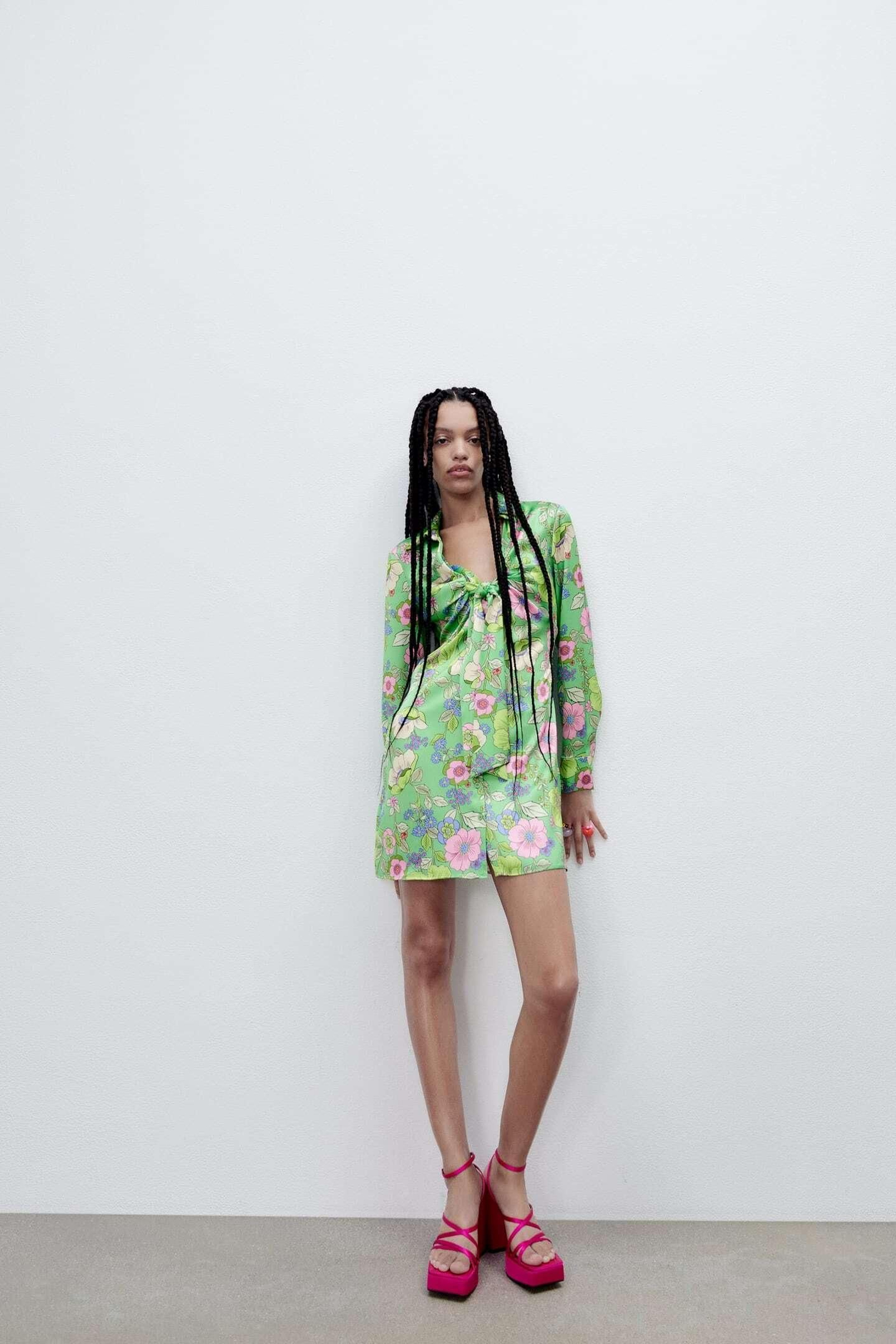 Vestido de flores satinado de las rebajas de Zara.