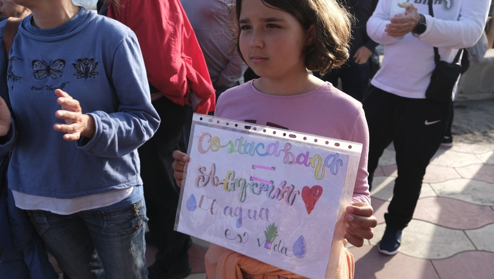 Concentración de los vecinos de Costacabana por los vertidos de agua al mar