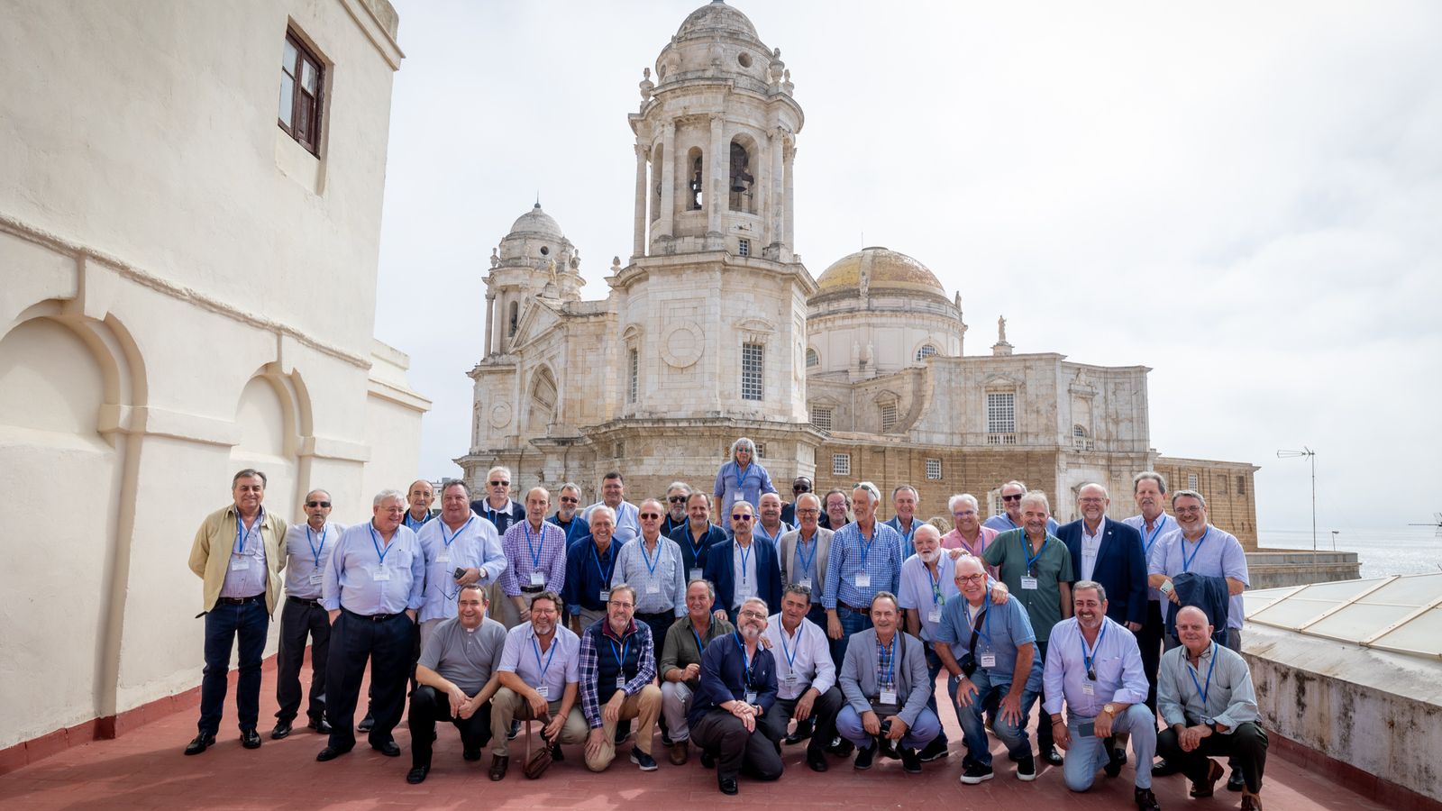 Un grupo de antiguos bachilleres del Seminario de Cádiz, en su azotea, con la Catedral al fondo.