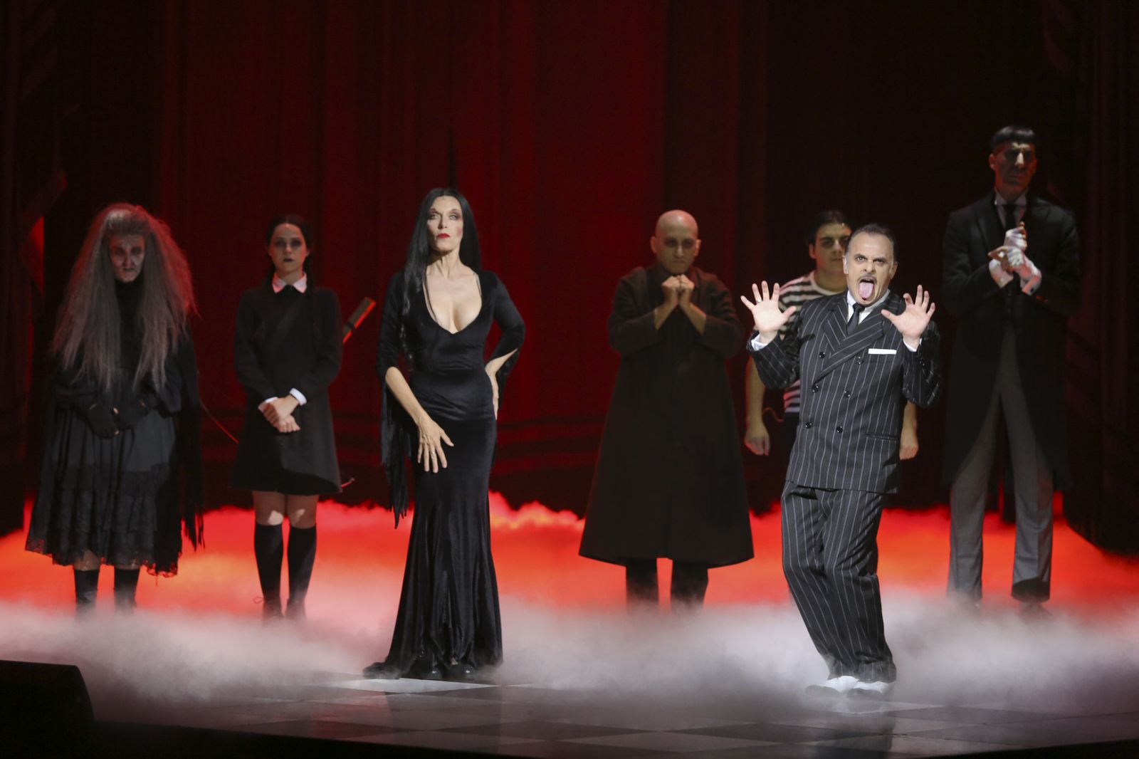 Morticia (Carmen Conesa) y Gómez (Xavi Mira) interpretando uno de los diversos números del espectáculo.