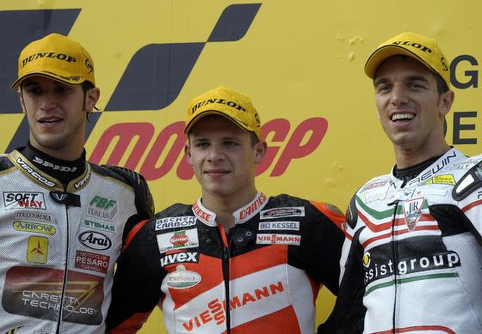 Stefan Bradl, en el centro, acompañado de Alex Baldolini (izquierda) y Alex de Angelis.

Foto: AFP Photo