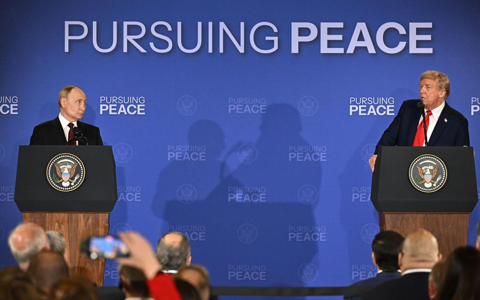 El presidente de Rusia, Vladimir Putin, y el presidente de EEUU, Donald Trump, en una cumbre celebrada en Alaska.