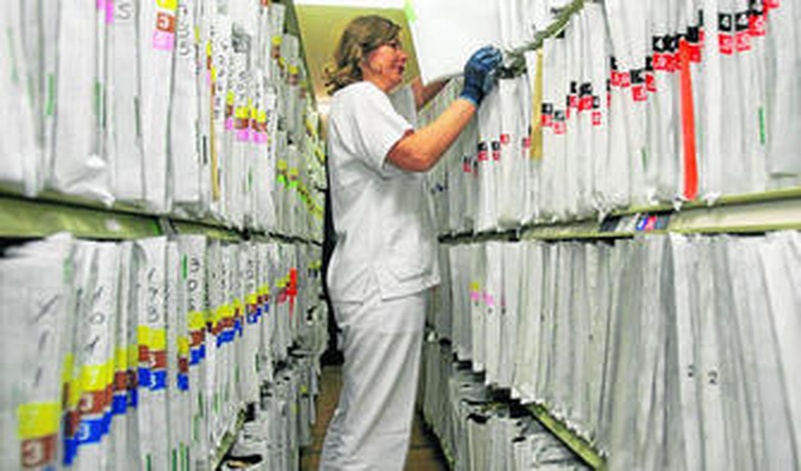 Uno de los pasillos en los que se encuentran cientos de historiales médicos.