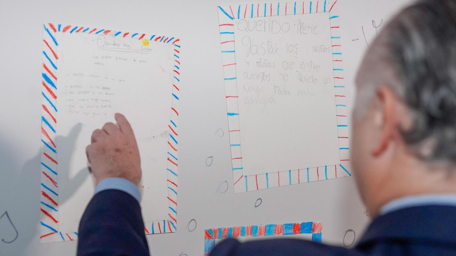 Las cartas expuestas en el interior de la corona, en el patio central de la sede de la Fundación la Caixa.