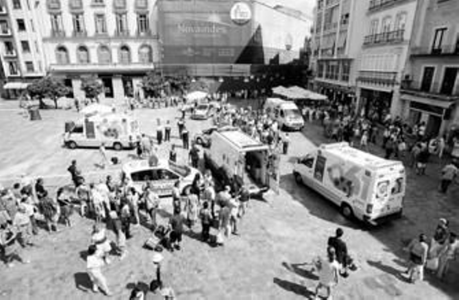 La Plaza de la Constitución, minutos después del atropello múltiple, con las ambulancias que atendieron a los heridos.
