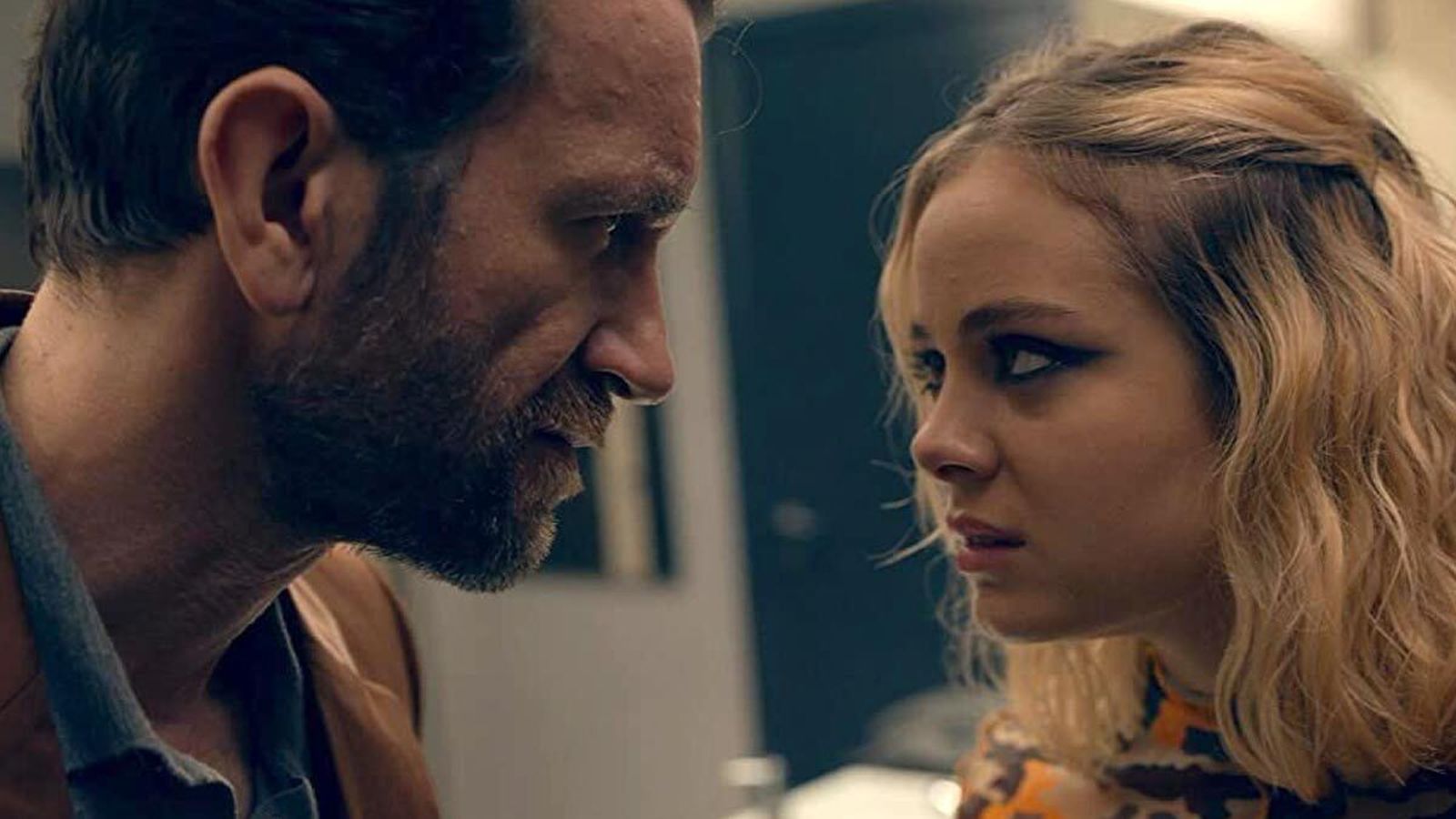 Tomasz Kot y Athena Strates en una imagen de 'Cosmética del enemigo'.